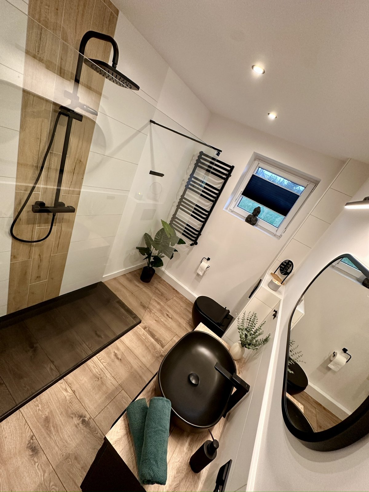 Modernes Badezimmer mit Walk-in-Dusche