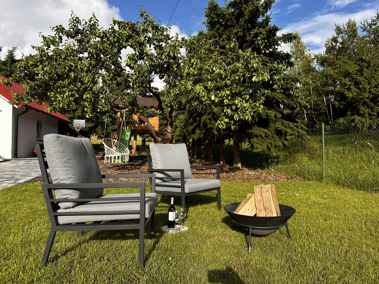 Sitzecke mit Feuerschale im Garten