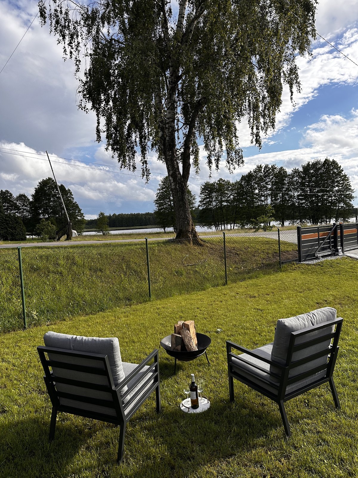 Gartensessel mit Blick auf den See