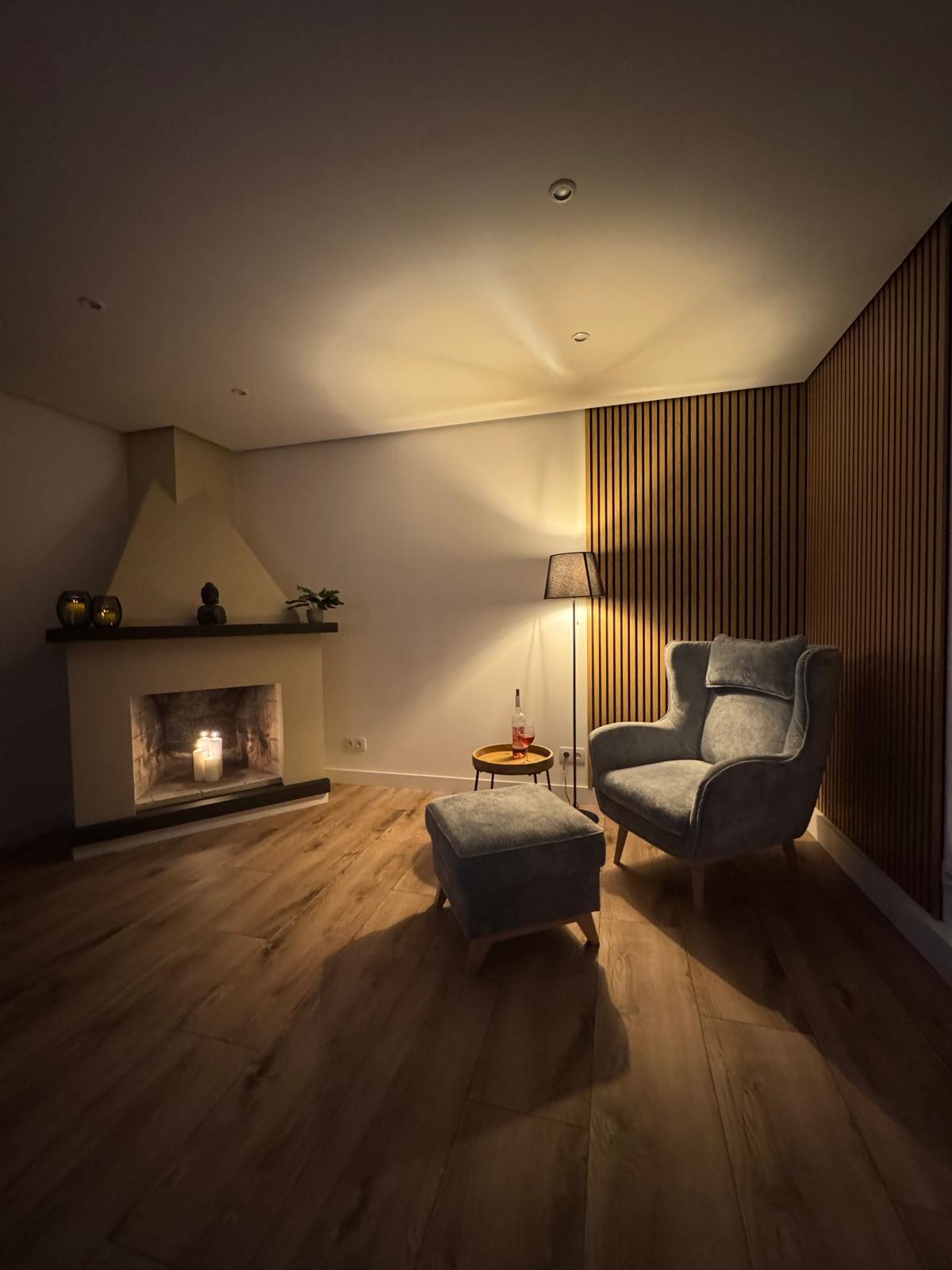 Gemütliche Kaminecke am Abend