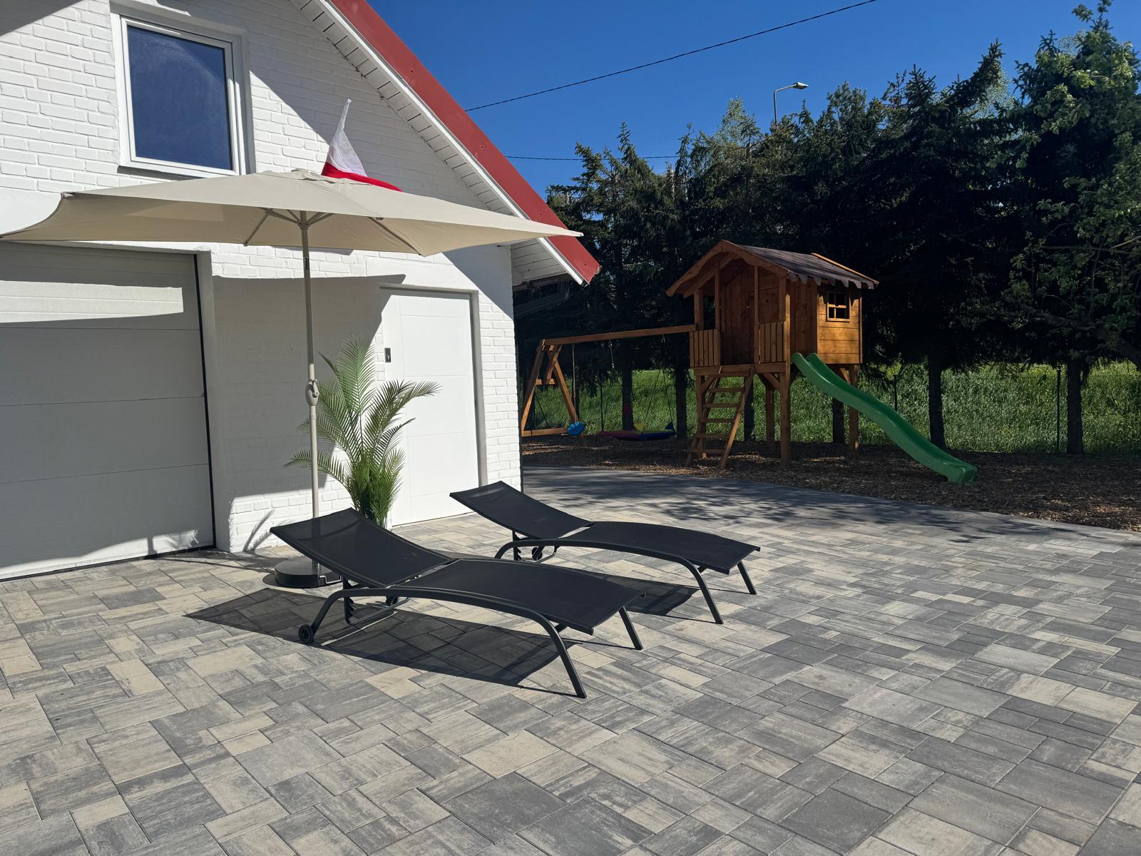 Liegen und Spielplatz