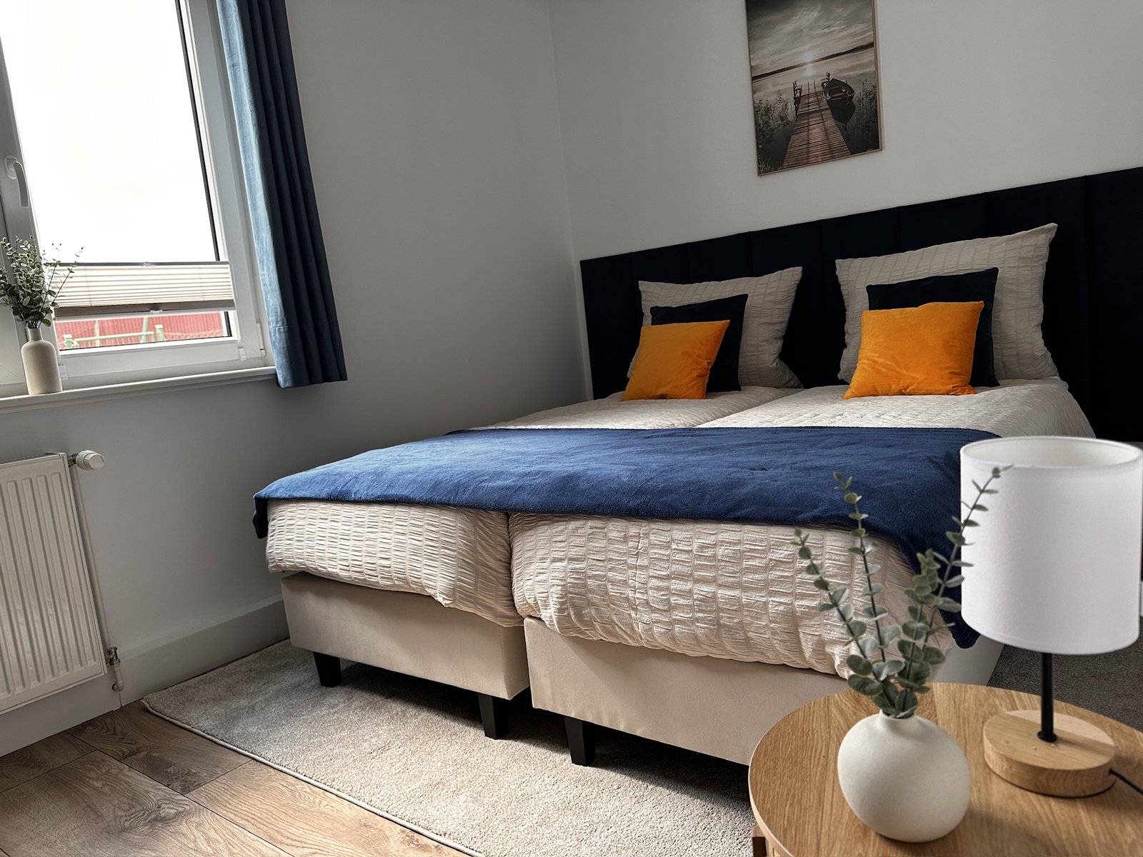 Schlafzimmer mit zwei Einzelbetten