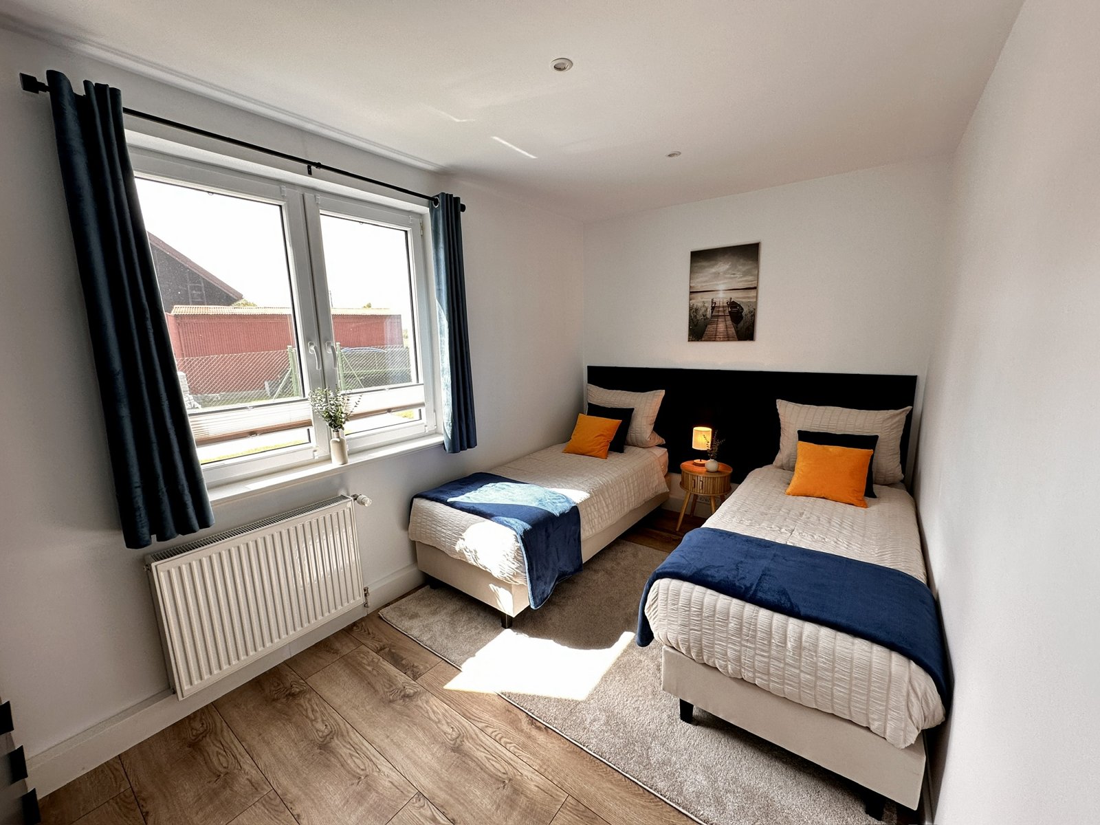 Schlafzimmer mit zwei Einzelbetten