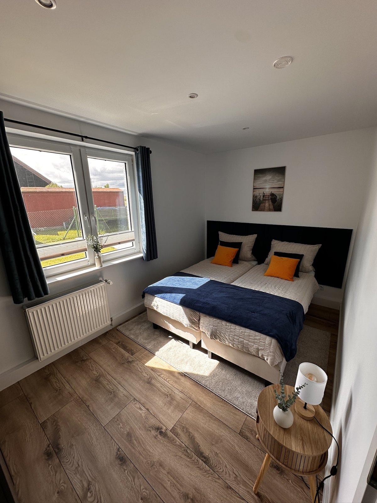 Schlafzimmer mit zwei Einzelbetten