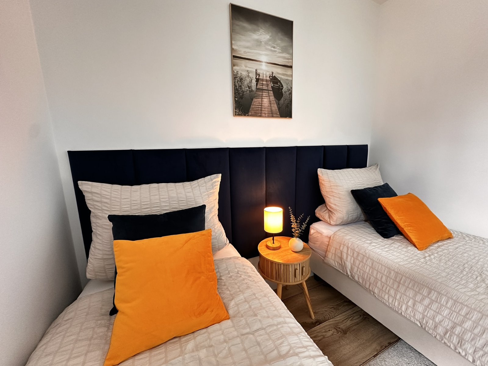 Schlafzimmer mit zwei Einzelbetten