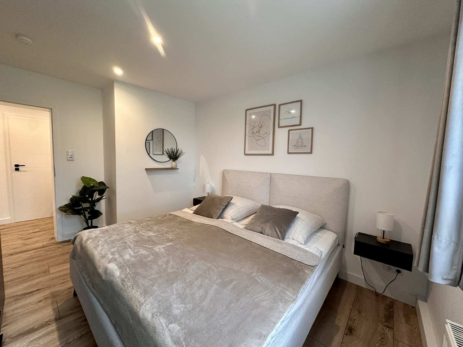 Großes Schlafzimmer mit Blick zum Flur