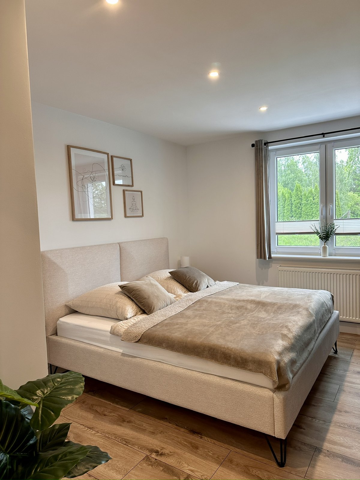 Großes Schlafzimmer mit Tageslicht