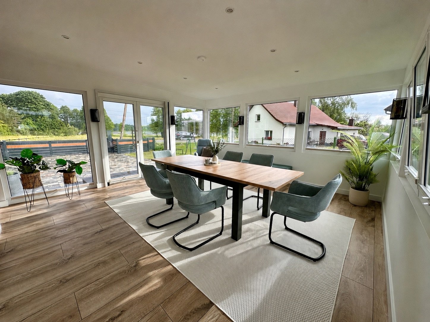 Esstisch im Wintergarten mit Seeblick