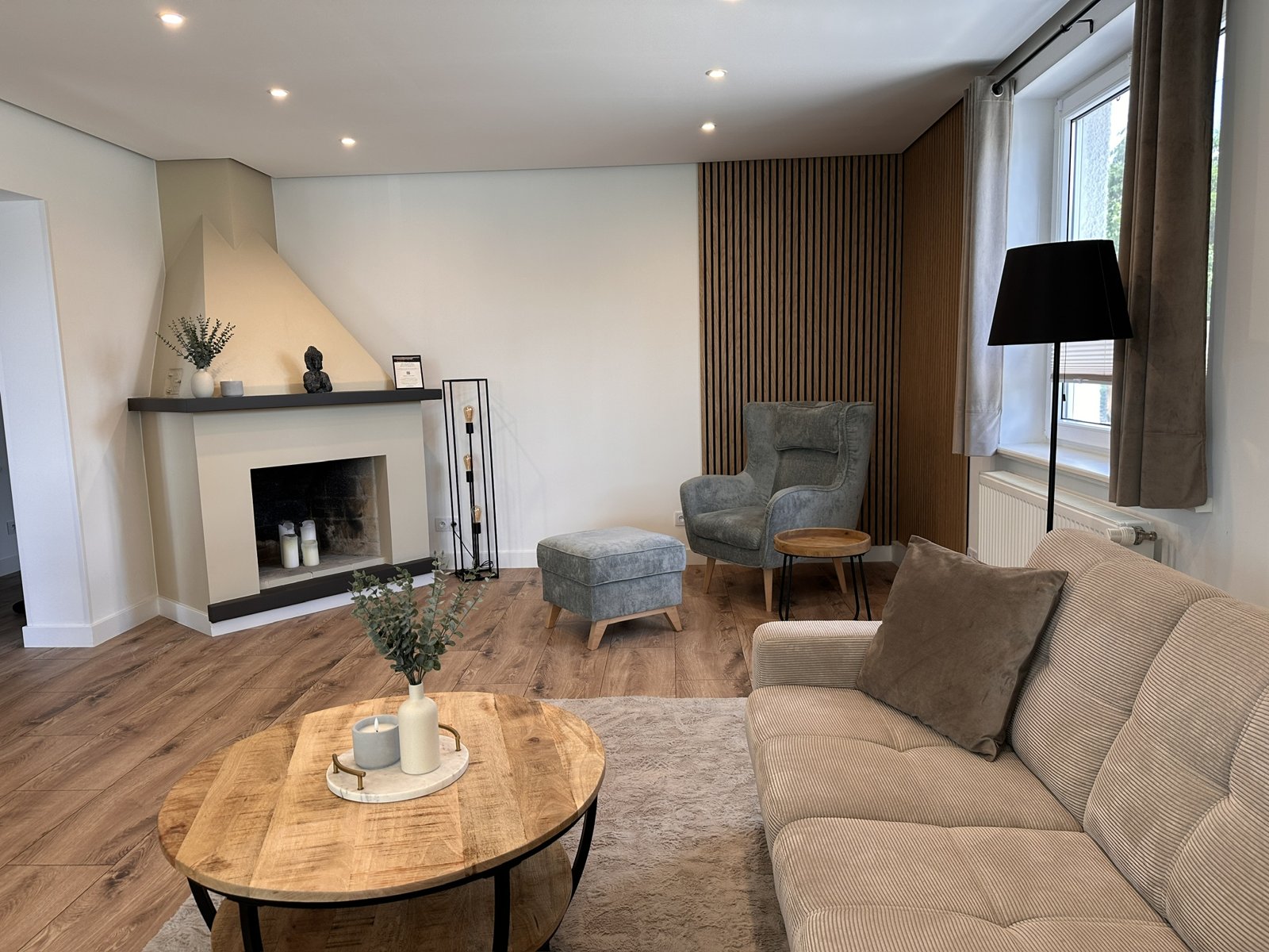 Wohnzimmer mit Kamin