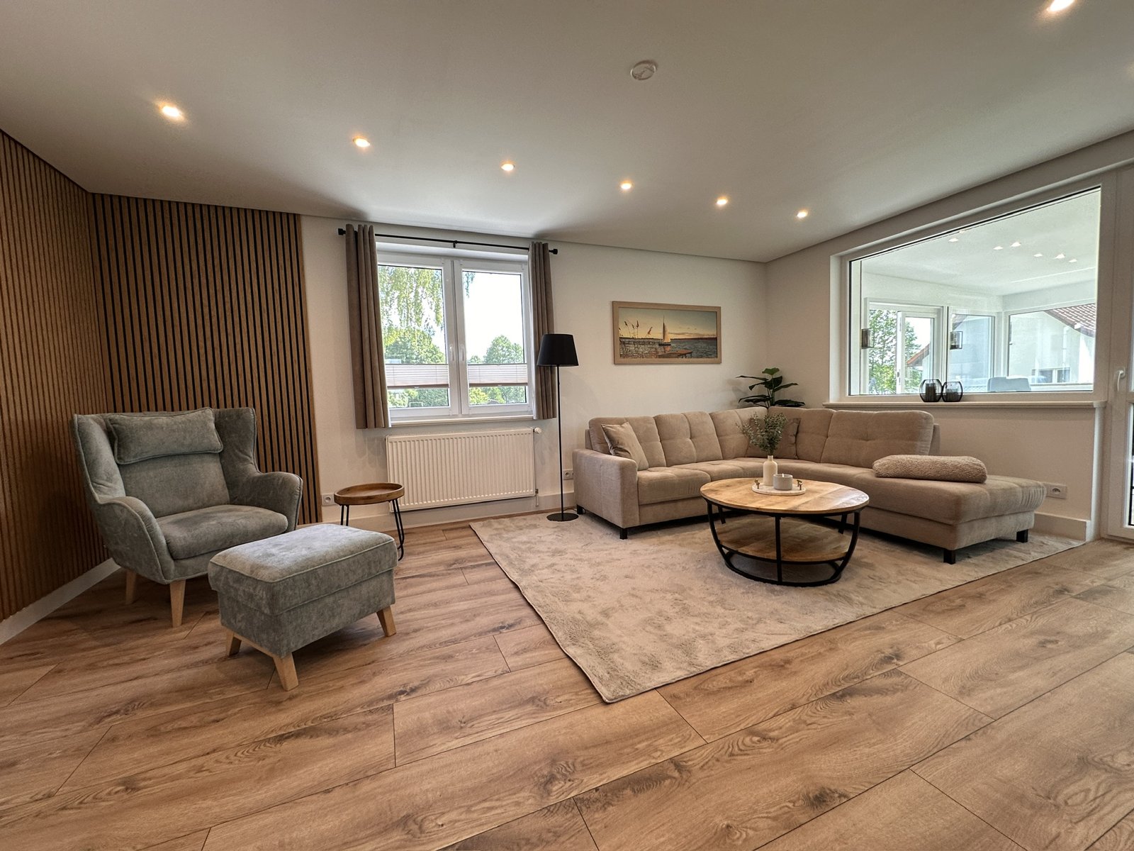 Wohnzimmer mit Sessel und Sofa