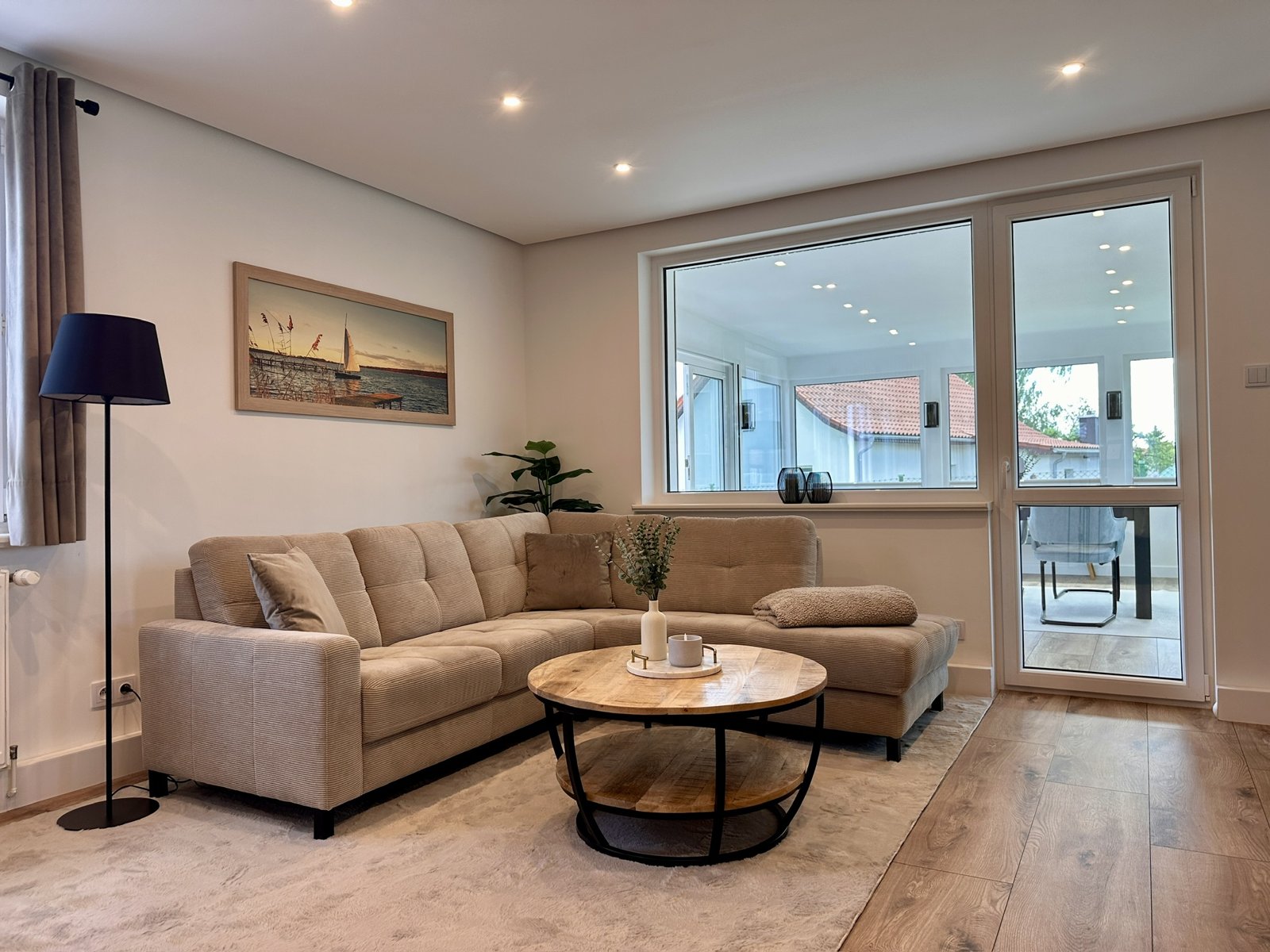 Wohnzimmer mit Blick zur Terrasse